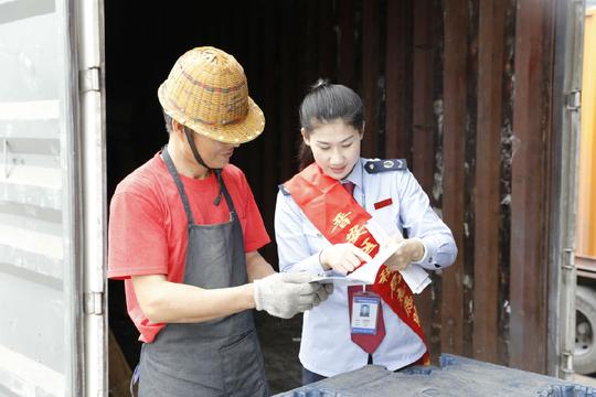 图为:税务干部耐心解答农民工在搬运现场提出的就业创业税收优惠政策
