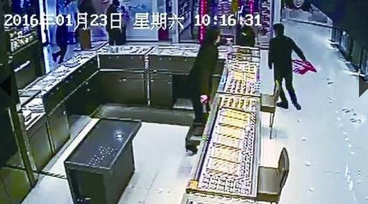 男子金店试戴项链刚一到手拔腿就跑