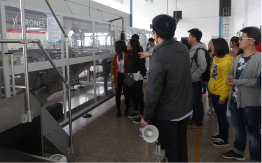 参赛团队与选手分享,探讨了各自创业项目,指导老师李文君和娃哈哈六安