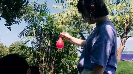 抖音上学的用手机拍慢动作视频,时间一瞬间就凝固了