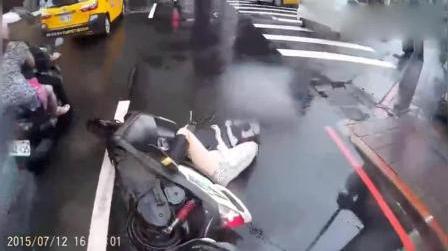 雨天路滑,女司机穿短裙骑摩托车摔倒,高清记录仪拍下这一幕!