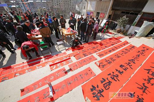 市文广新局主办,内容包括百姓春晚,为村民拍全家福,送春联,书画摄影