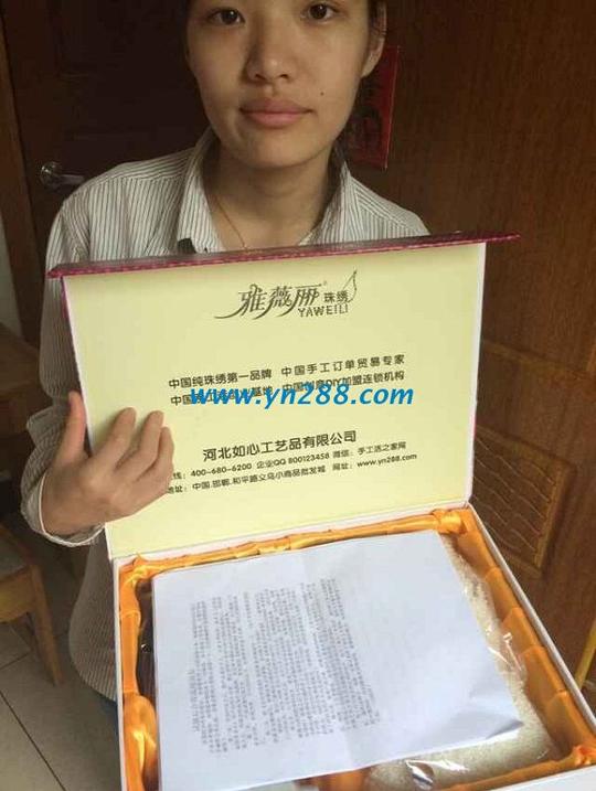 广东清远农村年轻妇女主任欧女士业余时间做手工活串珠挣钱