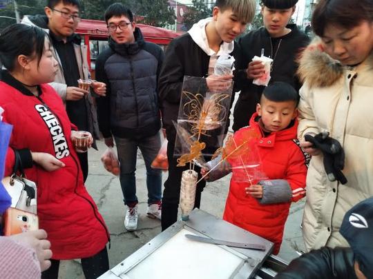 城镇已经很久没有出现会做糖画的艺人了，出于好奇和赞叹，大爷的生意非常好。