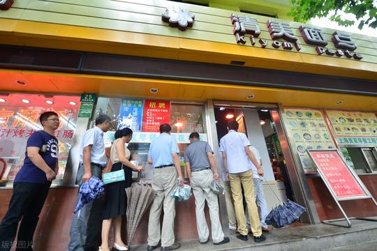 河南大姐开早餐店，利用一个包子，一年赚了150元，怎么做的?