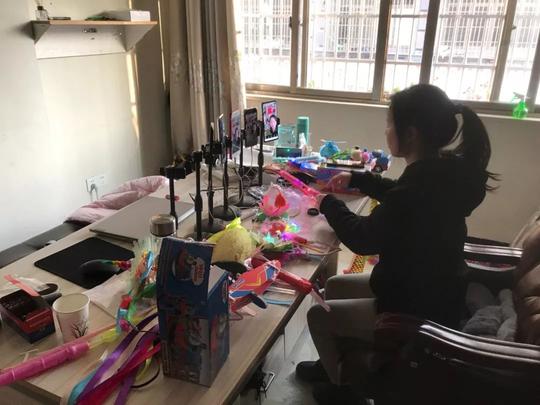 义乌网红村里的一家人:春节不回老家，轮流直播卖货