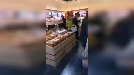 伊味儿零食加盟店项目火不火爆看看店里这人流量