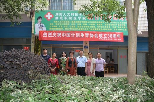 在活动现场,工会还发放了计生家庭意外伤害保险单,人口与计划生育宣传