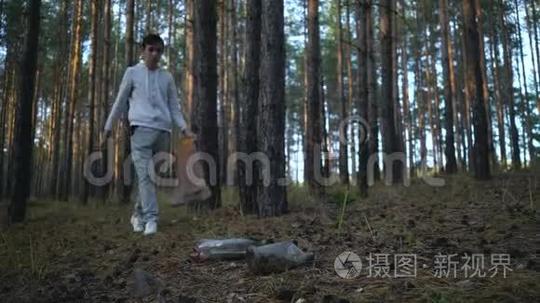 志愿者用垃圾袋清扫森林.