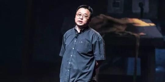 抬头走路不看天