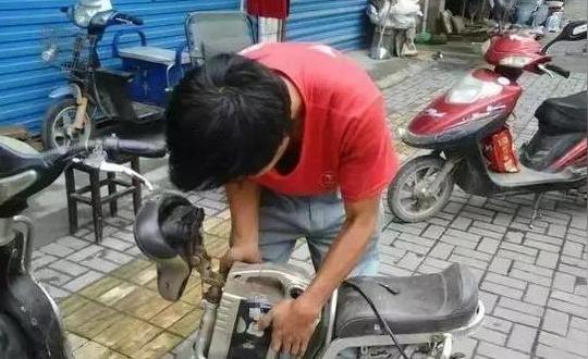 电动车电瓶刚充满电,为何一加速就掉两格电?维修师傅?