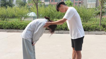 哥哥向弟媳借钱创业，弟媳有钱也不借，五年后哥哥做法感人