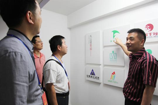 山水装饰集团总裁宋春红向代表团介绍创业初期设计作品
