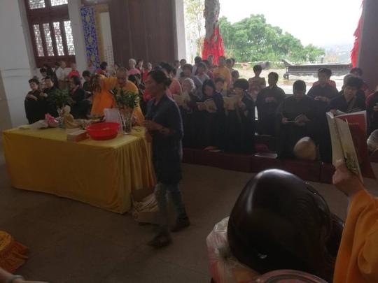 佛山众弟子不辞辛劳,专程系龙川南山古寺求法听经，还愿放生，供灯祈福