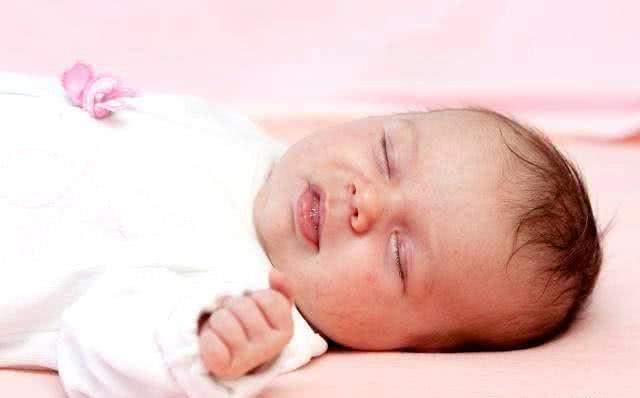 新生宝宝应该是多抱还是多躺