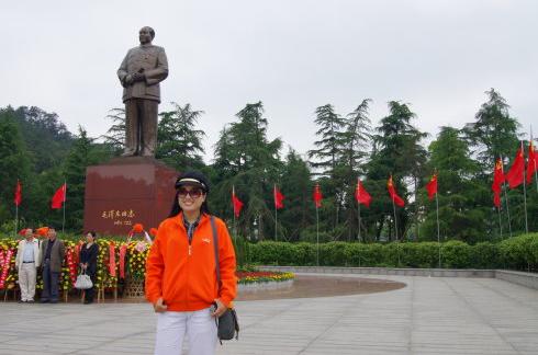 可能是毛主席留恋当年浴血奋斗的井冈山革命根据地;铜像在韶山冲揭幕