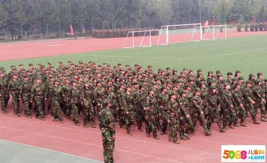 作文作文话题军训作文不当兵,不知道当兵的苦.