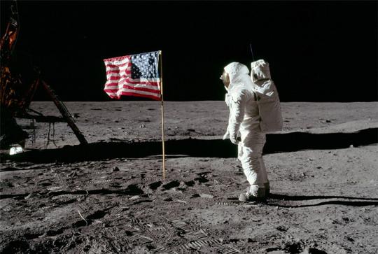 看到月球上的五星红旗，美国登月被指造假，为啥美国国旗在飘?插图1