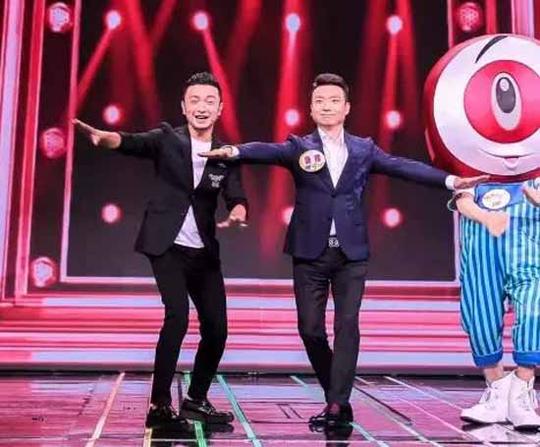 新闻联播主持康辉登上《开门大吉》，分享上春晚的一段小插曲