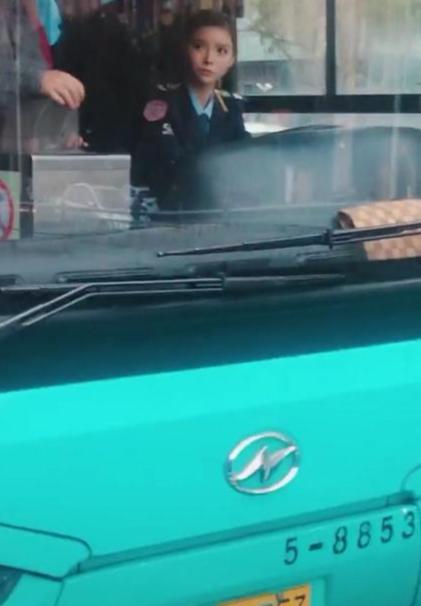 抖音"最美公交车女司机"走红,看到正脸后,网友:感觉恋爱了