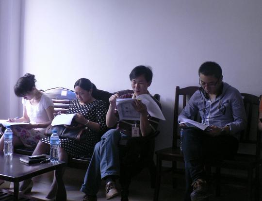 学生工作处唐冬雷处长(右二)提出修改意见