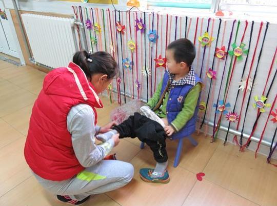 "幼儿园小朋友经常尿裤子,天气越来越冷,舜南幼儿园的田晓霞老师都是