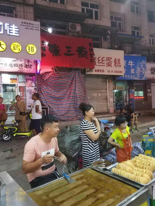 小伙夜市创业卖铜锣烧，月入十万，已经买了3套房
