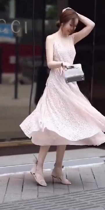 抖音“旋转芭蕾”女神走红，一袭粉裙嫩出水，网友：心跳加速