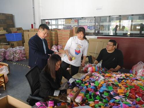 图为赴市残疾人就业创业孵化基地开展调研
