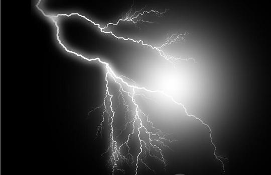 闪电下雨打雷黑暗