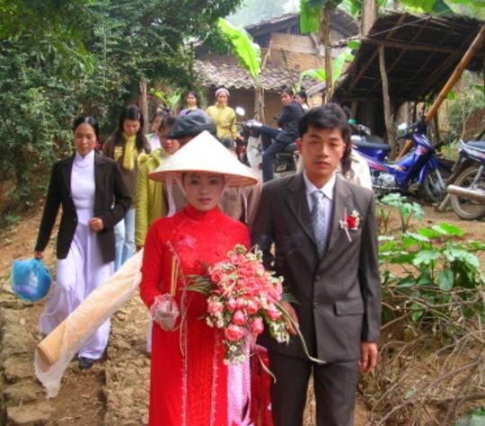 看越南农村奇特习俗,女人外出卖货挣钱