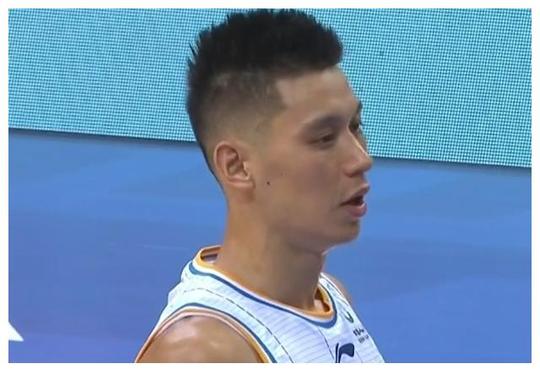 半场6中1!书豪cba首秀状态不佳，膝盖流血坚持上场，为豪哥点赞
