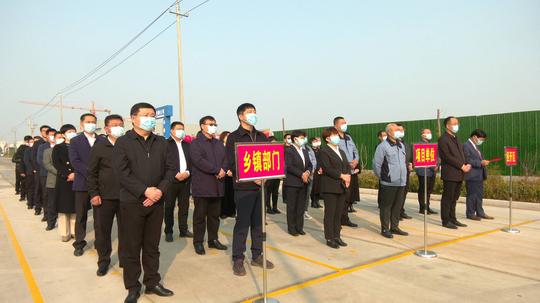 参加枣强县四季度项目集中开工仪式的乡镇、部门负责人和部分企业代表。徼浩宇摄