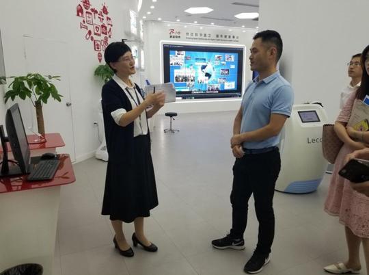 创业软件总经理张吕峥热情地为投资者解答
