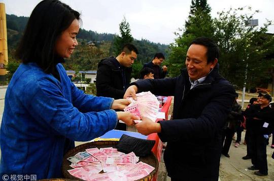 农村女大学生返乡创业,专卖土布,村民年底分红百元大