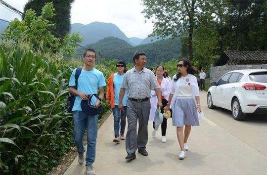 长江师范学院志愿者下乡开展烟草病虫害防治活动