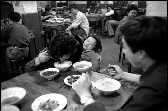 1984年成都的川菜馆，顾客盈门生意兴隆