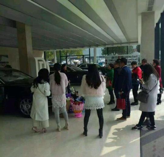 前一阵子,有网友在朋友圈曝光微商来4s店排队拍照,假装自己"买"了豪车