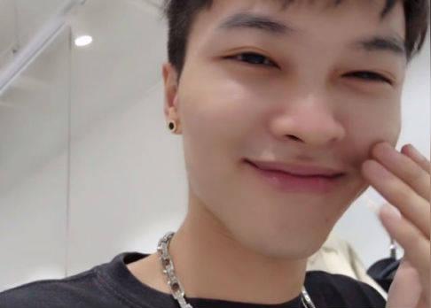 童锦程遇到对手了!启大大仗义出手，帮助卖花的老婆婆后圈粉无数