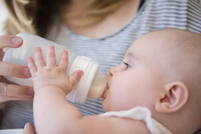 宝宝拒绝奶瓶看到就哭