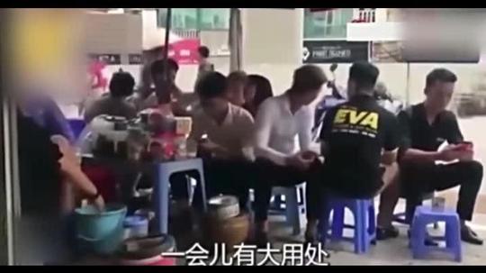 老板娘用洗脚水为客人做饮料,生意还异常火爆打开遮罩层《千金归来