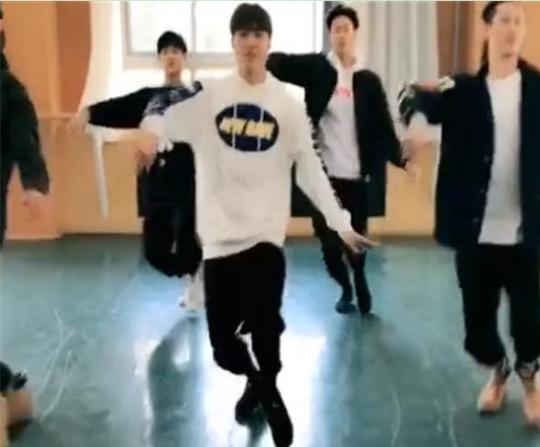 抖音蒙古舞怎么拍?抖音蒙古舞玩法教程[图]图片1