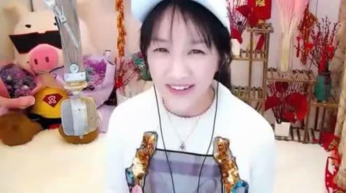 文儿翻唱抖音最火的一首动感歌曲《狂狼》，似乎比花姐还有味道