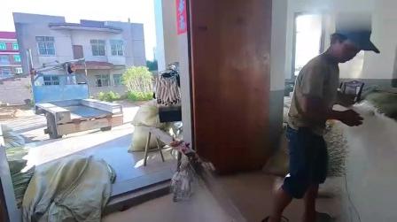 大叔赶海拉渔网，一上岸就找老板谈生意，一口气花了8000多块!