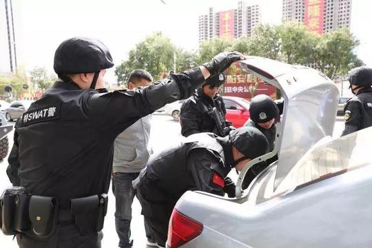 素材综合于莱阳公安,烟台高速交警,烟台开发区公安身披藏蓝,头顶国徽