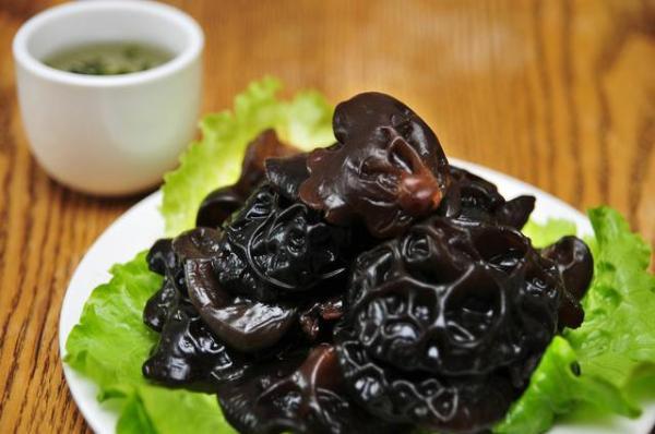 痛风吃什么美食（痛风不能吃的食物有哪些）