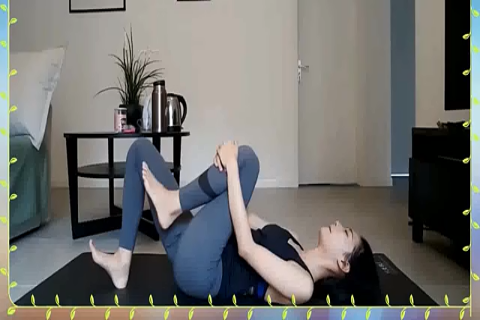 辣妈带孩子一起练瑜伽