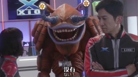 艾克斯奥特曼挑战鸟巴顿，人间体的助攻很厉害