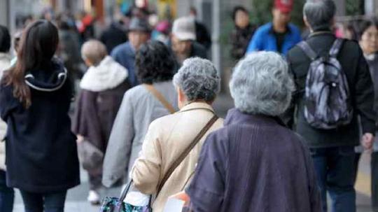 日本老人70岁送外卖、创业、开飞机，连宫崎骏都退休七次失败，如此拼命的背后，是全世界都要面对的冲击