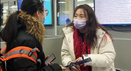 南京观海微电子有限公司人事余女士为求职者介绍岗位